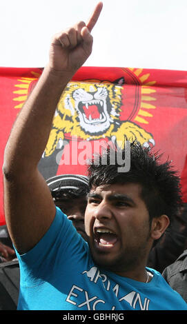 Des manifestants tamouls protestent sur la place du Parlement à Londres, demandant un cessez-le-feu immédiat au Sri Lanka. Banque D'Images