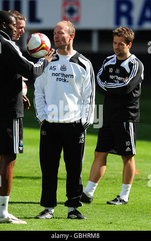 Alan Shearer, directeur de Newcastle (au centre) et Michael Owen lors de la journée de presse à St James' Park, Newcastle. Banque D'Images