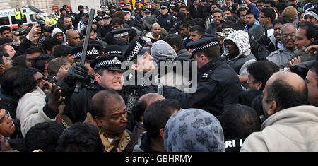 Des manifestants tamouls réclamant un cessez-le-feu immédiat au Sri Lanka, des affrontements avec la police lors d'une manifestation sur la place du Parlement à Londres. Banque D'Images