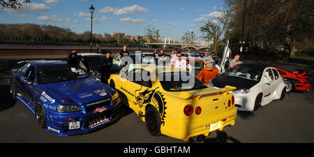 Un convoi de vingt des plus grandes voitures de sport britanniques traverse Battersea Park à Londres, tandis qu'Universal Pictures s'associe avec des fans pour marquer la sortie de Fast&Furious, le dernier film de la série Fast and Furious, ce vendredi. Banque D'Images