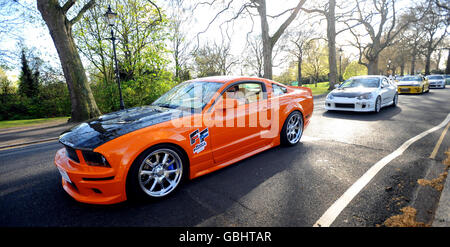 Un convoi de vingt des plus grandes voitures de sport britanniques traverse Battersea Park à Londres, tandis qu'Universal Pictures s'associe avec des fans pour marquer la sortie de Fast&Furious, le dernier film de la série Fast and Furious, ce vendredi. Banque D'Images