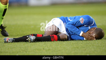 Soccer - Clydesdale Bank Scottish Premier League - St Mirren v Rangers - St Mirren Park.DaMarcus Beasley des Rangers se trouve blessé sur le terrain lors du match de la première ligue écossaise de Clydesdale Bank au parc St Mirren, à Paisley. Banque D'Images