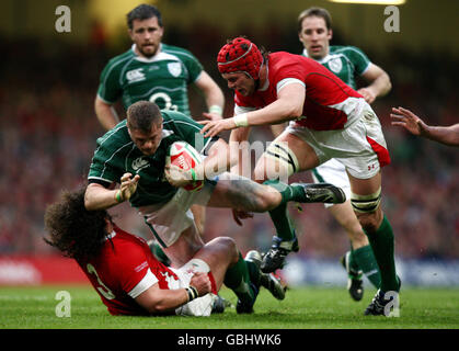 Adam Jones et Alun-Wyn Jones, de l'Irlande, se sont affronté lors du match des six Nations du RBS au Millennium Stadium, à Cardiff, au pays de Galles. Banque D'Images