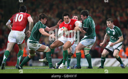 Rugby Union - RBS 6 Nations Championship 2009 - pays de Galles / Irlande - Millennium Stadium.Au pays de Galles, Gavin Henson est attaqué par les Irlandais Donncha O'Callaghan et Denis Leamy. Banque D'Images