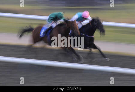 Une vue d'ensemble de l'action des Colemans Hatch Maiden Stakes pendant la journée du Derby d'hiver à l'hippodrome de Linfield. Date de la photo: Samedi 21 mars 2009. Voir PA Story RACING Lingfield. Le crédit photo devrait se lire comme suit : Alan Crowhurst/PA Wire Banque D'Images