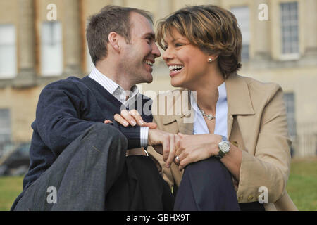 Kate Silverton et son fiancé Mike Heron sont photographiés ensemble à l'extérieur du Royal Crescent, à Bath. Banque D'Images