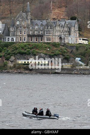 Les plongeurs de la police de Strathclyde font une recherche dans le Loch Awe, près de là où les quatre hommes qui sont morts dans un accident de pêche campaient. Une recherche a repris aujourd'hui pour les deux pêcheurs qui ont disparu après que leur bateau a coulé sur le loch alors qu'ils sont revenus d'un pub. Banque D'Images