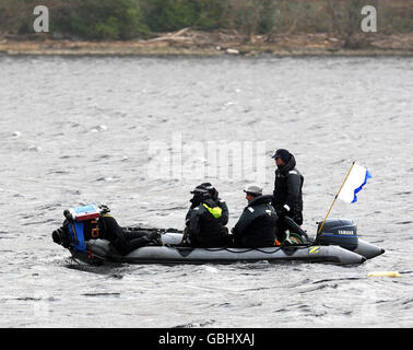 Les plongeurs de la police de Strathclyde font une recherche dans le Loch Awe, près de là où les quatre hommes qui sont morts dans un accident de pêche campaient. Une recherche a repris aujourd'hui pour les deux pêcheurs qui ont disparu après que leur bateau a coulé sur le loch alors qu'ils sont revenus d'un pub. Banque D'Images