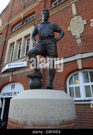 Football - Barclays Premier League - Fulham / Manchester United - Craven Cottage.La statue de la légende de Fulham Johnny Haynes à l'extérieur de Craven Cottage. Banque D'Images