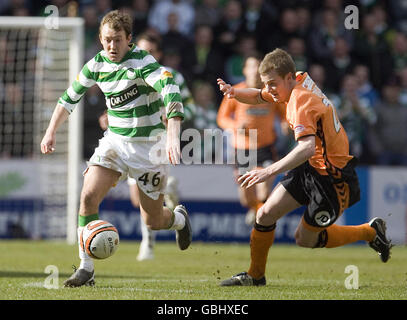 Aiden McGeady du Celtic s'éloigne de Paul Dixon de Dundee United (à droite) lors du match de la première ligue écossaise de la Clydesdale Bank à Tannadice, Dundee. Banque D'Images