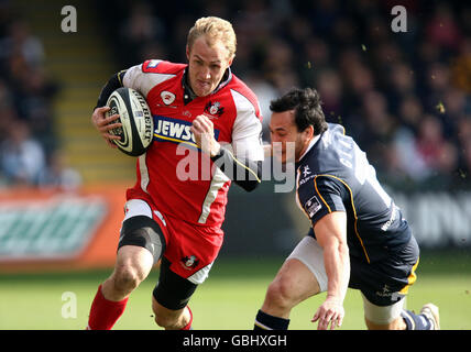 Rugby Union - Guinness Premiership - Worcester / Gloucester - Sixways.Olly Morgan de Gloucester s'éloigne de Rico Gear de Worcester lors du match Guinness Premiership au Sixways Stadium, Worcester. Banque D'Images