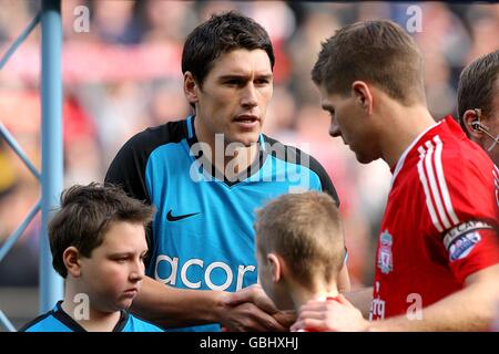 Steven Gerrard de Liverpool (à droite) et Gareth Barry Shake de Aston Villa mains avant le coup d'envoi Banque D'Images