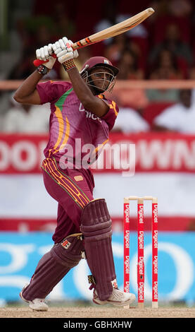 Les chauves-souris Shivnarine Chanderpaul des Indes occidentales lors du deuxième match international One Day au stade Providence, Georgetown, Guyana. Banque D'Images