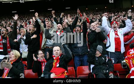 Football - Barclays Premier League - Liverpool / Aston Villa - Anfield. Les fans de Liverpool fêtent sur le Kop Banque D'Images