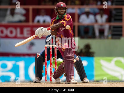 Cricket - second One Day International - Antilles / Angleterre - Providence Stadium.Les chauves-souris Shivnarine Chanderpaul des Indes occidentales lors du deuxième match international One Day au stade Providence, Georgetown, Guyana. Banque D'Images