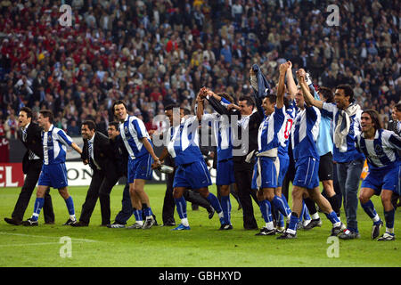 Football - Ligue des champions de l'UEFA - finale - Monaco / FC Porto.Les joueurs du FC Porto célèbrent la victoire devant leurs fans Banque D'Images