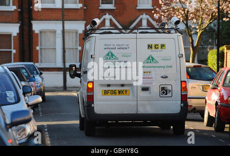 Stock DVLA.Une unité de minibus DVLA et NCP au travail à Chiswick, Londres. Banque D'Images