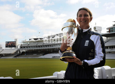 Charlotte Edwards, capitaine de cricket des femmes d'Angleterre, détient le trophée à la suite d'une conférence de presse au terrain de cricket de Lord, à Londres. Banque D'Images