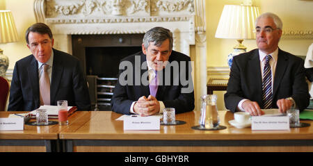 Le Premier ministre Gordon Brown (au centre), le chancelier de l’Échiquier Alistair Darling (à droite) et le secrétaire d’État Peter Mandelson (à gauche) rencontrent des cadres supérieurs des banques au 10 Downing Street, dans le centre de Londres. Banque D'Images