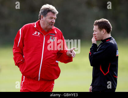 John Toshack, directeur du pays de Galles, discute avec Craig Bellamy lors d'une session de formation à l'hôtel Vale, Hensol, Cardiff. Banque D'Images