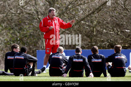 Football - séance d'entraînement au pays de Galles - Hôtel Vale.Le directeur du pays de Galles, John Toshack, discute avec ses joueurs lors d'une session de formation à l'hôtel Vale, Hensol, Cardiff. Banque D'Images