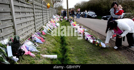 Les membres du public posent des hommages floraux à l'extérieur de la maison de la star de télé-réalité Jade Goody dans le Upshire, Essex. Banque D'Images