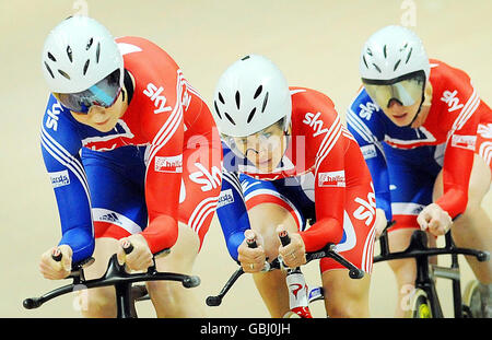 Joanna Roswell, Lizzie Armitstead et Wendy Houvenaghel en Grande-Bretagne (de gauche à droite) sur le chemin de l'or dans la poursuite de l'équipe pendant les Championnats du monde de cyclisme d'athlétisme UCI 2009 au Vélodrome BGZ Arena à Pruszkow, Pologne. Banque D'Images