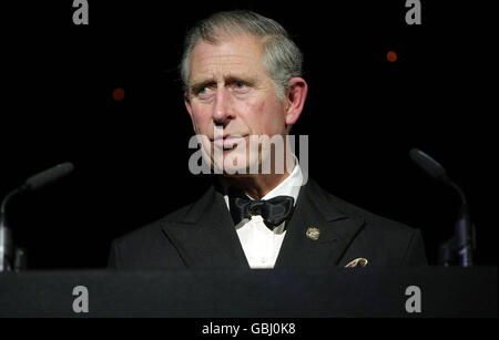 Le Prince de Galles prononce un discours lors d'une réception, d'un dîner et d'un bal au Prince's Trust à Eaton Hall, la maison du duc de Westminster, à Chester. Banque D'Images