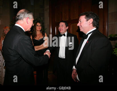 Le Prince de Galles rencontre le musicien Jools Holland (au centre) et les présentateurs de la télévision Carol Vorderman et Eric Knowles (à droite) lors d'une réception, d'un dîner et d'un bal au Prince's Trust à Eaton Hall, la maison du duc de Westminster, à Chester. Banque D'Images