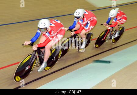 Lizzie Armitstead en Grande-Bretagne, Wendy Houvenaghel et Joanna Roswell lors de la poursuite de l'équipe aux Championnats du monde de cyclisme sur piste de l'UCI 2009 au vélodrome BGZ Arena à Pruszkow, en Pologne. Banque D'Images