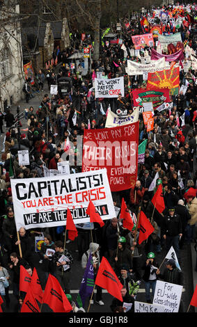 Des milliers de manifestants prennent part à la première marche des gens de la banque de Londres, dans la première d'une semaine de manifestations avant le sommet du G20. Banque D'Images