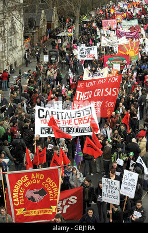 Des milliers de manifestants prennent part à la première marche des gens de la banque de Londres, dans la première d'une semaine de manifestations avant le sommet du G20. Banque D'Images