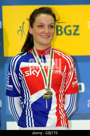 Lizzie Armitstead en Grande-Bretagne avec sa médaille d'argent remportée dans la course de scratch aux Championnats du monde de cyclisme sur piste UCI 2009 au Vélodrome BGZ Arena à Pruszkow, Pologne. Banque D'Images