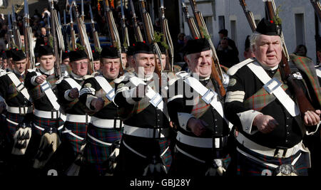 Les membres de la seule armée privée d'Europe, les Atholl Highlanders, marquent le 200e anniversaire du pont Telford à Dunkeld, en Écosse. Banque D'Images