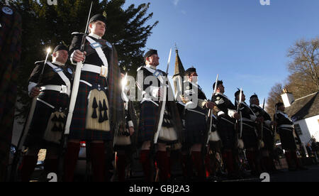 Les membres de la seule armée privée d'Europe, les Atholl Highlanders, marquent le 200e anniversaire du pont Telford à Dunkeld, en Écosse. Banque D'Images