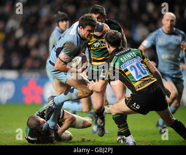 Rugby Union - EDF Energy Cup - semi final - Cardiff Blues / Northampton Saints - Ricoh Arena.Jamie Roberts de Cardiff Blues a été attaqué par Mark Easter de Northampton Saints Banque D'Images