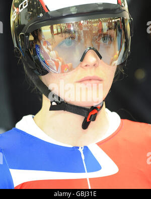 Victoria Pendleton, en Grande-Bretagne, se prépare pour sa deuxième course de Keirin lors des Championnats du monde de cyclisme sur piste 2009 de l'UCI au Vélodrome BGZ Arena à Pruszkow, en Pologne. Banque D'Images