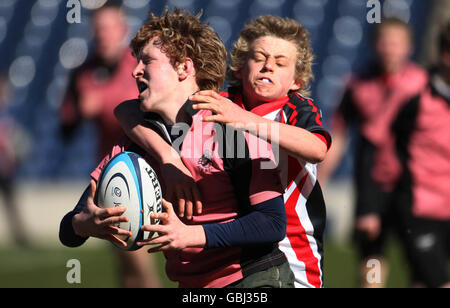 Match d'Ayr (en rose) contre le comté de Stirling lors de la finale de la coupe du midi nationale au stade Murrayfield, à Édimbourg. Banque D'Images