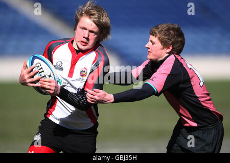 Match d'Ayr (en rose) contre le comté de Stirling lors de la finale de la coupe du midi nationale au stade Murrayfield, à Édimbourg. Banque D'Images