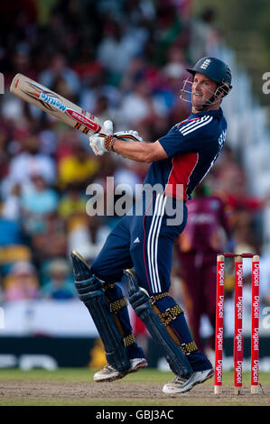 Le capitaine d'Angleterre Andrew Strauss a effectué quatre courses lors du match international d'une journée au Kensington Oval, à la Barbade. Banque D'Images