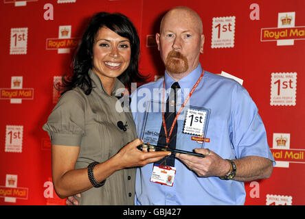 Neil Chesebrough, de Bude à Cornwall, reçoit le prix Postman of the Year de la part de la présentatrice du One Show de la BBC, Christine Bleakley, lors des 1st Class People Awards du Royal Mail, au Haberdashers Hall de Londres. Banque D'Images