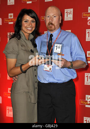 Neil Chesebrough, de Bude à Cornwall, reçoit le prix Postman of the Year de la part de la présentatrice du One Show de la BBC, Christine Bleakley, lors des 1st Class People Awards du Royal Mail, au Haberdashers Hall de Londres. Banque D'Images