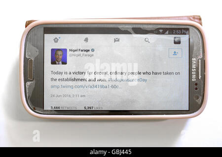 Un tweet par Nigel le fourrage à la suite du référendum Brexit affiché à l'écran d'un smartphone. Banque D'Images