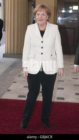 La chancelière allemande Angela Merkel arrive pour une réception de boissons au Palais de Buckingham pour les délégués du sommet du G20 à Londres. Banque D'Images