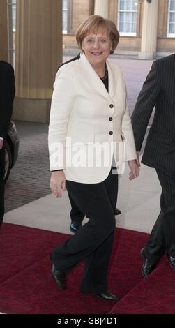 La chancelière allemande Angela Merkel arrive pour une réception de boissons au Palais de Buckingham pour les délégués du sommet du G20 à Londres. Banque D'Images