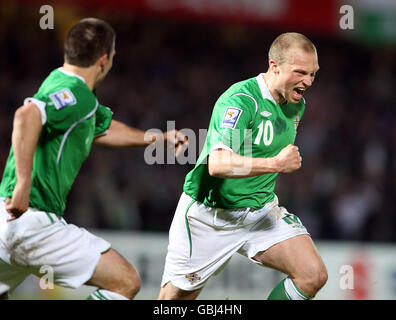 Warren Feeney, d'Irlande du Nord, célèbre après avoir obtenu son score lors du match de qualification de la coupe du monde à Windsor Park, Belfast. Banque D'Images