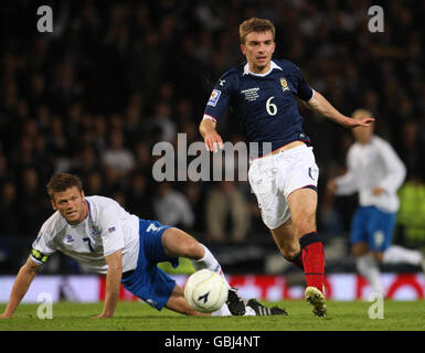 James Morrison en Écosse en action avec Heidar Helguson en Islande lors du match de qualification de la coupe du monde à Hampden Park, Glasgow. Banque D'Images