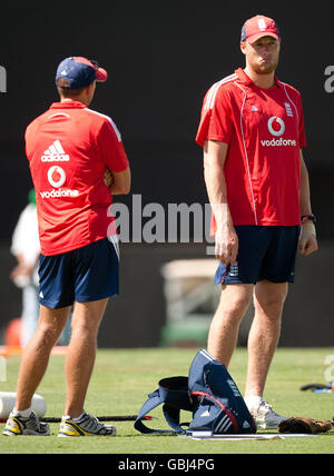 L'entraîneur d'Angleterre Andy Flower s'entretient avec Andrew Flintop lors d'une séance d'entraînement au stade Beauséjour, gros Islet, Sainte-Lucie. Banque D'Images