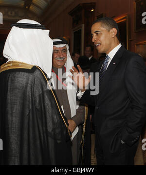 LE président AMÉRICAIN Barack Obama (à droite) avec des politiciens d'Arabie Saoudite lors d'une réception pour les dirigeants du G20 au Palais de Buckingham à Londres. Banque D'Images