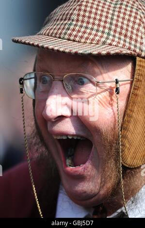 Courses hippiques - la grande rencontre nationale de John Smith en 2009 - première journée - Hippodrome d'Aintree. Channel 4 Racing Pundit John McCririck Banque D'Images